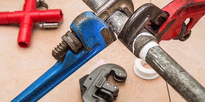 5 SIGNS YOU HAVE A PLUMBING LEAK