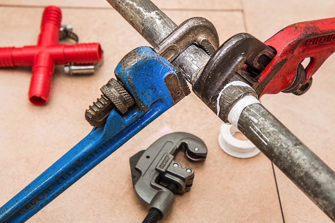 5 SIGNS YOU HAVE A PLUMBING LEAK